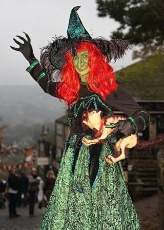 Emerald the Green Witch on Stilts by Chicks on Sticks South Yorkshire
