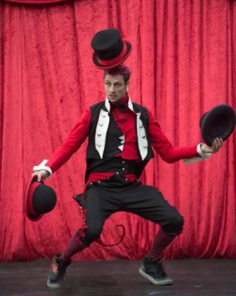 6-Hat Juggling by Nat of Lunatricks Newcastle upon Tyne