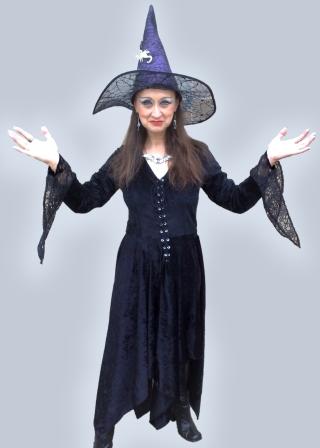 Pamela Kempthorne as Wanda the Witch London